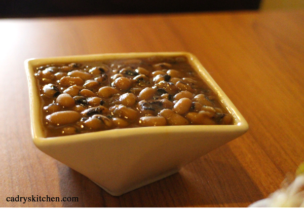 Black-eyed peas in bowl.