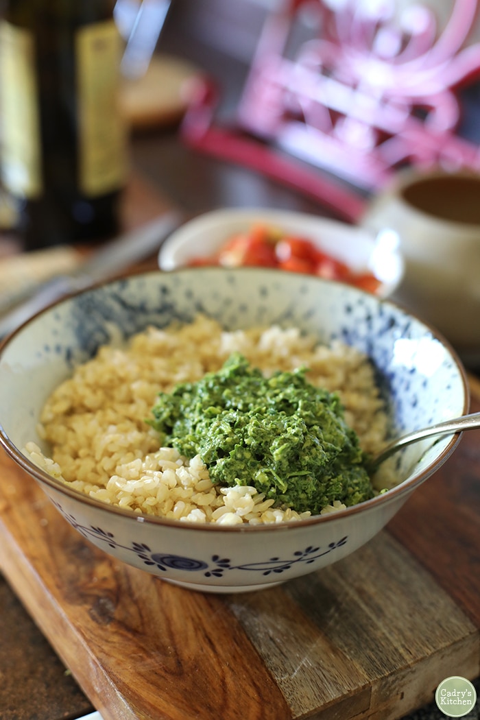 Pesto di basilico vegano su riso integrale in ciotola.