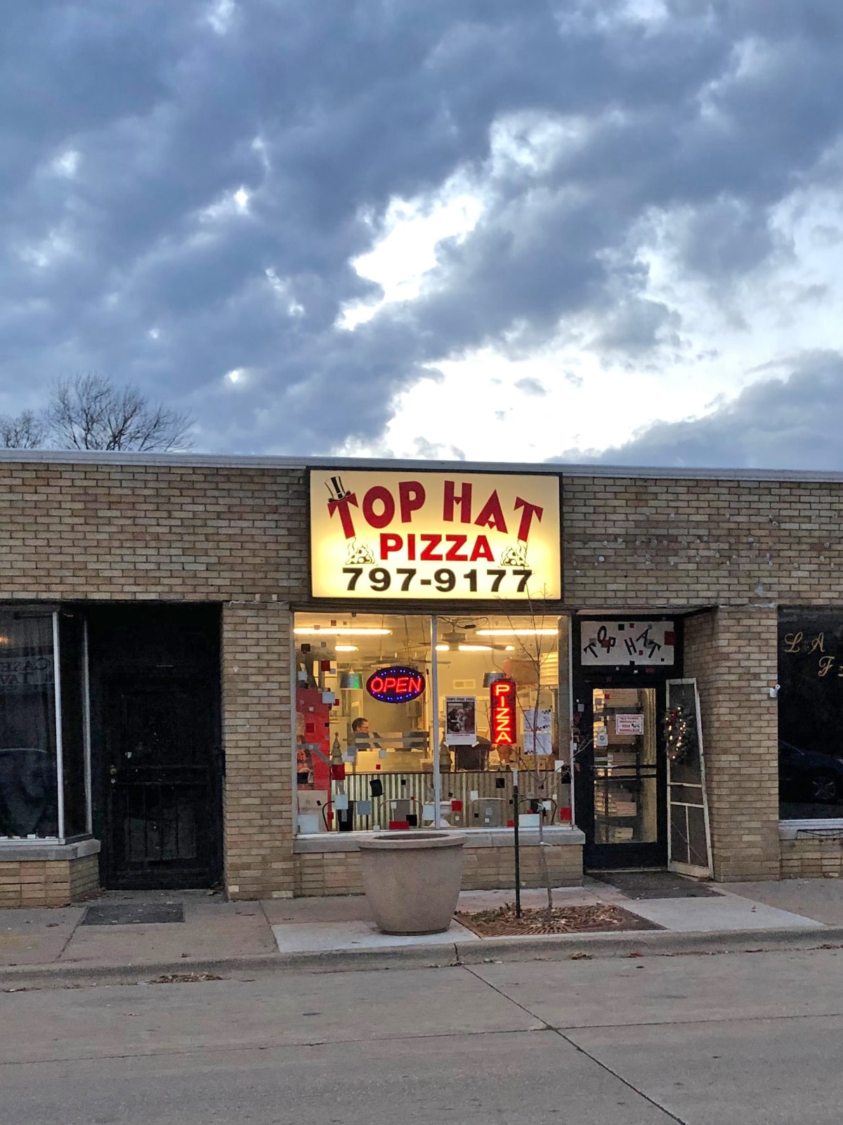 Exterior Top Hat Pizza in Moline, Illinois