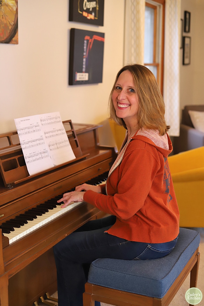 Cadry playing the piano