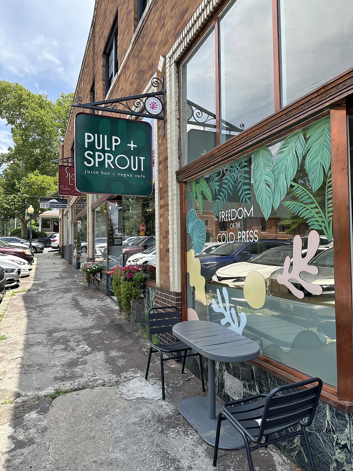 Exterior Pulp + Sprout and sidewalk table with chairs.