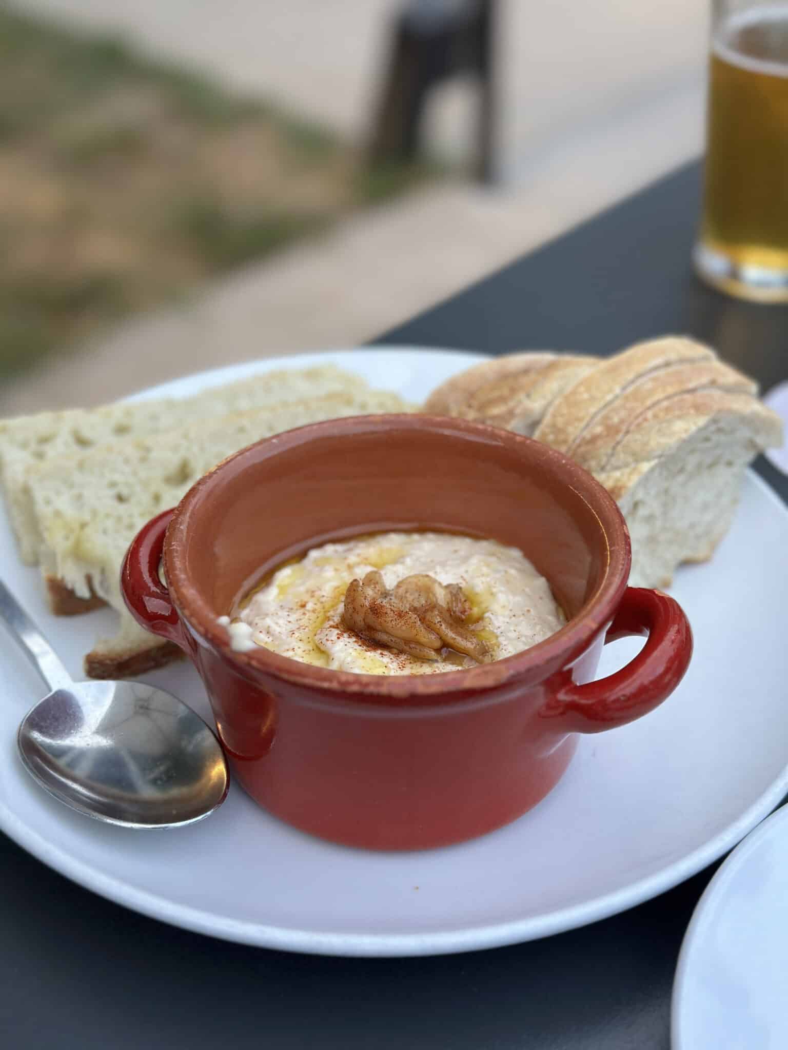 Bagna fagioli white bean puree in dish with fresh bread.